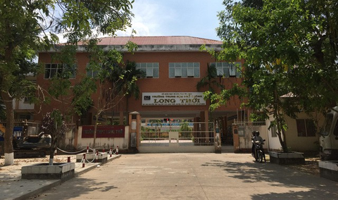 Cô giáo bị đình chỉ dạy nói không ném vở học sinh, hiệu trưởng nói có - Ảnh 1. Cô giáo bị đình chỉ dạy nói không ném vở học sinh, hiệu trưởng nói có - Ảnh 1.