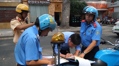 Ra quân xử phạt xe chở khách vi phạm ở Q.1, TP.HCM - Ảnh 1. Ra quân xử phạt xe chở khách vi phạm ở Q.1, TP.HCM - Ảnh 1.