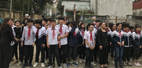 Tang thương bao trùm ngõ nhỏ tiễn đưa 8 học sinh chết đuối - Ảnh 1. Tang thương bao trùm ngõ nhỏ tiễn đưa 8 học sinh chết đuối - Ảnh 1.