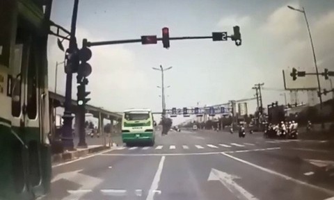 Phạt tài xế xe buýt vượt đèn đỏ suýt đâm vào xe ben 7,5 triệu đồng - Ảnh 1. Phạt tài xế xe buýt vượt đèn đỏ suýt đâm vào xe ben 7,5 triệu đồng - Ảnh 1.