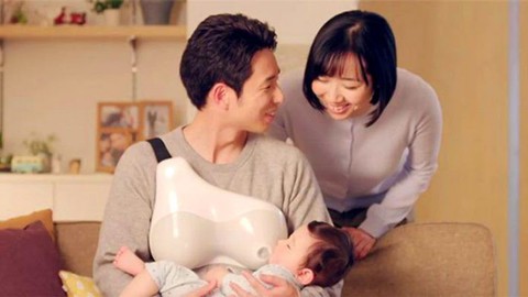 Vú điện tử giúp bố cho con bú - Ảnh 1. Vú điện tử giúp bố cho con bú - Ảnh 1.