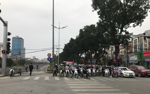 Chống xe máy vào đường người đi bộ, Hà Nội dựng ba lớp rào chắn - Ảnh 2. Chống xe máy vào đường người đi bộ, Hà Nội dựng ba lớp rào chắn - Ảnh 2.