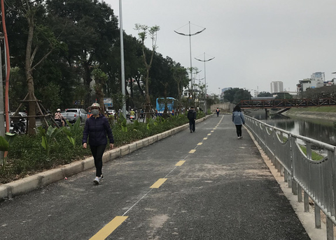 Chống xe máy vào đường người đi bộ, Hà Nội dựng ba lớp rào chắn - Ảnh 3. Chống xe máy vào đường người đi bộ, Hà Nội dựng ba lớp rào chắn - Ảnh 3.