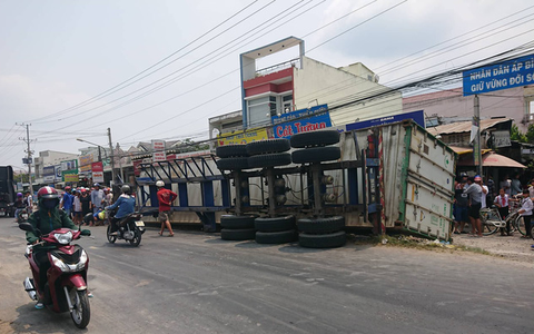 Giải cứu xe máy bị xe container lật đè: 3 bà cháu chết thảm - Ảnh 2. Giải cứu xe máy bị xe container lật đè: 3 bà cháu chết thảm - Ảnh 2.