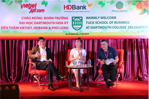 Nghiên cứu sinh MBA Ivy League thăm Vietjet - Ảnh 3. Nghiên cứu sinh MBA Ivy League thăm Vietjet - Ảnh 3.
