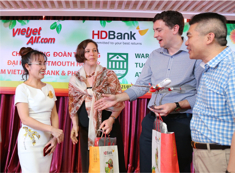 Nghiên cứu sinh MBA Ivy League thăm Vietjet - Ảnh 5. Nghiên cứu sinh MBA Ivy League thăm Vietjet - Ảnh 5.