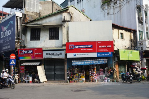 Những ngôi nhà ‘nuốt trọn’ vỉa hè giữa lòng Hà Nội - Ảnh 5. Những ngôi nhà ‘nuốt trọn’ vỉa hè giữa lòng Hà Nội - Ảnh 5.