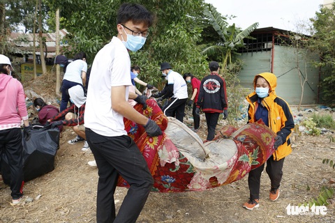 Sinh viên Sài Gòn cùng nhau đi dọn rác - Ảnh 4. Sinh viên Sài Gòn cùng nhau đi dọn rác - Ảnh 4.