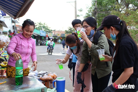 Sinh viên Sài Gòn cùng nhau đi dọn rác - Ảnh 5. Sinh viên Sài Gòn cùng nhau đi dọn rác - Ảnh 5.