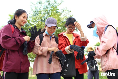 Sinh viên Sài Gòn cùng nhau đi dọn rác - Ảnh 1. Sinh viên Sài Gòn cùng nhau đi dọn rác - Ảnh 1.