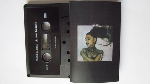 Tưởng đã xếp xó, bỗng nhiên mà cassette và đĩa than kéo nhau quay lại - Ảnh 2. Tưởng đã xếp xó, bỗng nhiên mà cassette và đĩa than kéo nhau quay lại - Ảnh 2.