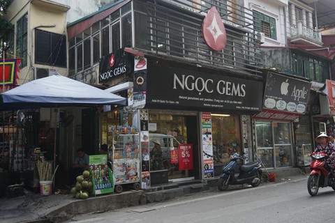 Những ngôi nhà ‘nuốt trọn’ vỉa hè giữa lòng Hà Nội - Ảnh 4. Những ngôi nhà ‘nuốt trọn’ vỉa hè giữa lòng Hà Nội - Ảnh 4.