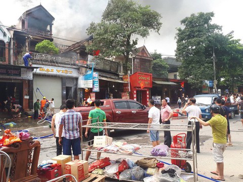 Cháy xưởng sửa chữa ôtô thiêu rụi luôn 2 nhà dân - Ảnh 3. Cháy xưởng sửa chữa ôtô thiêu rụi luôn 2 nhà dân - Ảnh 3.