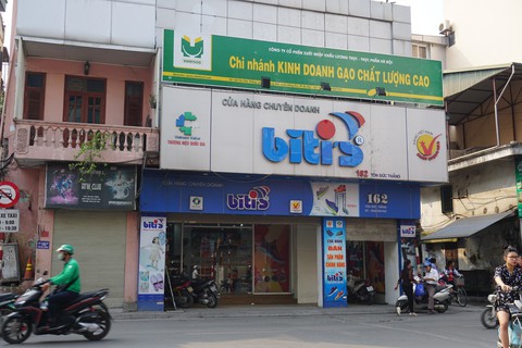 Những ngôi nhà ‘nuốt trọn’ vỉa hè giữa lòng Hà Nội - Ảnh 2. Những ngôi nhà ‘nuốt trọn’ vỉa hè giữa lòng Hà Nội - Ảnh 2.