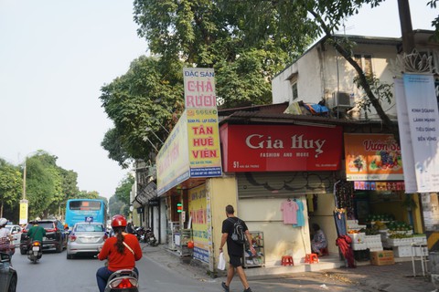 Những ngôi nhà ‘nuốt trọn’ vỉa hè giữa lòng Hà Nội - Ảnh 7. Những ngôi nhà ‘nuốt trọn’ vỉa hè giữa lòng Hà Nội - Ảnh 7.