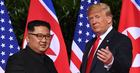 Ông Trump rút trừng phạt mới nhất với Triều Tiên vì ‘thích’ ông Kim - Ảnh 1. Ông Trump rút trừng phạt mới nhất với Triều Tiên vì ‘thích’ ông Kim - Ảnh 1.