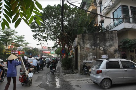 Những ngôi nhà ‘nuốt trọn’ vỉa hè giữa lòng Hà Nội - Ảnh 8. Những ngôi nhà ‘nuốt trọn’ vỉa hè giữa lòng Hà Nội - Ảnh 8.