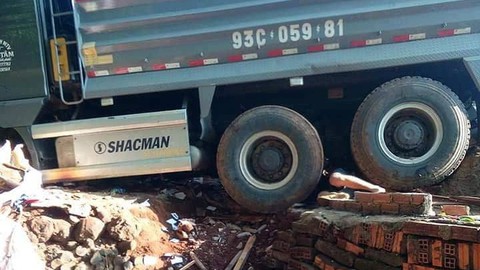 Xe ben tông sập nhà dân, 2 vợ chồng đang ngủ tử vong - Ảnh 1. Xe ben tông sập nhà dân, 2 vợ chồng đang ngủ tử vong - Ảnh 1.
