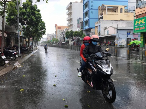 Trưa 24-3, TP.HCM xuất hiện mưa rải rác một số nơi - Ảnh 1. Trưa 24-3, TP.HCM xuất hiện mưa rải rác một số nơi - Ảnh 1.
