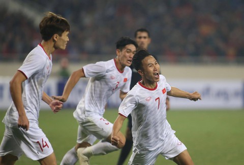 Đá bại Indonesia phút 90+4, U23 VN tranh ngôi nhất bảng với Thái Lan - Ảnh 1. Đá bại Indonesia phút 90+4, U23 VN tranh ngôi nhất bảng với Thái Lan - Ảnh 1.