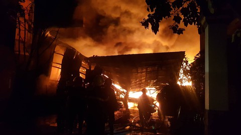 Cháy dữ dội ở Bà Điểm, Hóc Môn hơn 3 tiếng trong đêm - Ảnh 7. Cháy dữ dội ở Bà Điểm, Hóc Môn hơn 3 tiếng trong đêm - Ảnh 7.