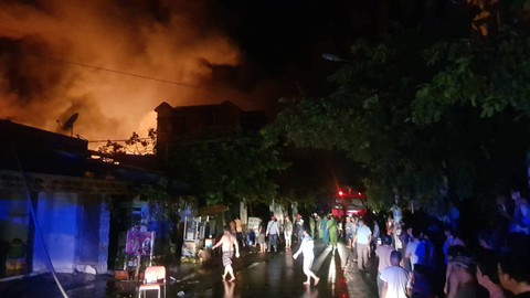 Cháy dữ dội ở Bà Điểm, Hóc Môn hơn 3 tiếng trong đêm - Ảnh 6. Cháy dữ dội ở Bà Điểm, Hóc Môn hơn 3 tiếng trong đêm - Ảnh 6.
