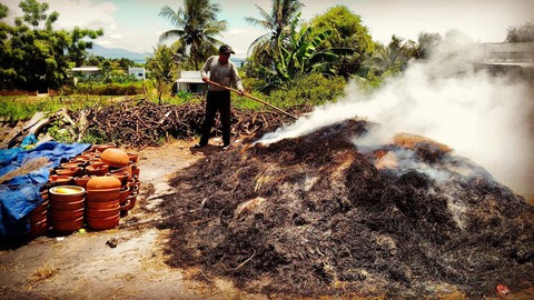 Ở đâu thợ gốm đi giật lùi, không cần đến bàn xoay? Xin thưa: Bàu Trúc! - Ảnh 2. Ở đâu thợ gốm đi giật lùi, không cần đến bàn xoay? Xin thưa: Bàu Trúc! - Ảnh 2.