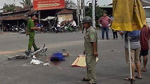 Đạp xe đi mua đồ ăn sáng, bé trai bị xe ben tông chết - Ảnh 1. Đạp xe đi mua đồ ăn sáng, bé trai bị xe ben tông chết - Ảnh 1.