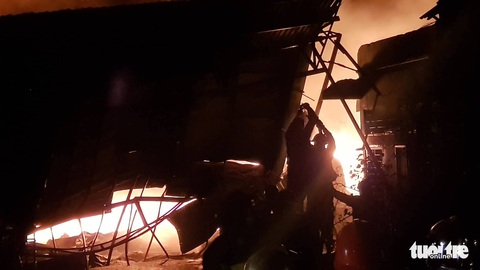 Cháy dữ dội ở Bà Điểm, Hóc Môn hơn 3 tiếng trong đêm - Ảnh 8. Cháy dữ dội ở Bà Điểm, Hóc Môn hơn 3 tiếng trong đêm - Ảnh 8.