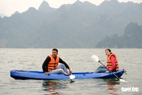 Chèo thuyền kayak ngắm hồ thủy điện đẹp mê mẩn - Ảnh 7. Chèo thuyền kayak ngắm hồ thủy điện đẹp mê mẩn - Ảnh 7.