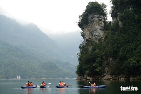 Chèo thuyền kayak ngắm hồ thủy điện đẹp mê mẩn - Ảnh 8. Chèo thuyền kayak ngắm hồ thủy điện đẹp mê mẩn - Ảnh 8.