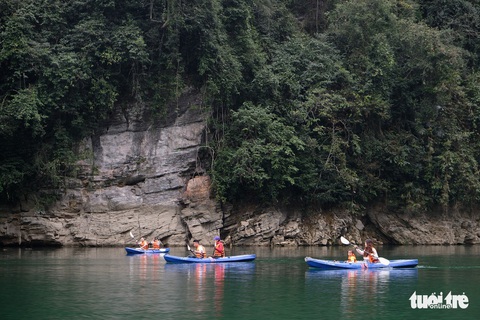 Chèo thuyền kayak ngắm hồ thủy điện đẹp mê mẩn - Ảnh 4. Chèo thuyền kayak ngắm hồ thủy điện đẹp mê mẩn - Ảnh 4.