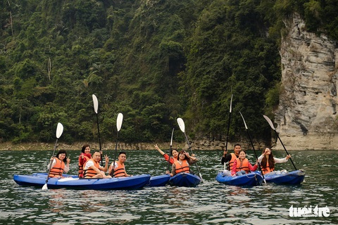 Chèo thuyền kayak ngắm hồ thủy điện đẹp mê mẩn - Ảnh 1. Chèo thuyền kayak ngắm hồ thủy điện đẹp mê mẩn - Ảnh 1.