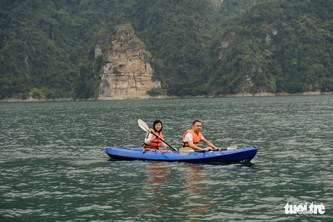 Chèo thuyền kayak ngắm hồ thủy điện đẹp mê mẩn - Ảnh 5. Chèo thuyền kayak ngắm hồ thủy điện đẹp mê mẩn - Ảnh 5.