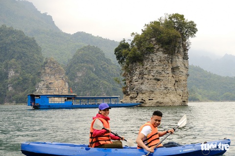 Chèo thuyền kayak ngắm hồ thủy điện đẹp mê mẩn - Ảnh 6. Chèo thuyền kayak ngắm hồ thủy điện đẹp mê mẩn - Ảnh 6.
