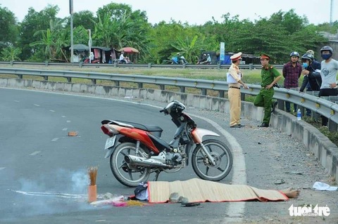 Bị truy đuổi, thiếu niên 16 tuổi tông vào dải phân cách thiệt mạng - Ảnh 1. Bị truy đuổi, thiếu niên 16 tuổi tông vào dải phân cách thiệt mạng - Ảnh 1.