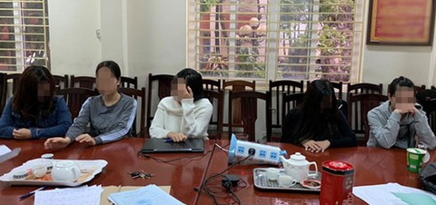 4 nữ nhân viên khỏa thân khi massage cho khách nam - Ảnh 1. 4 nữ nhân viên khỏa thân khi massage cho khách nam - Ảnh 1.