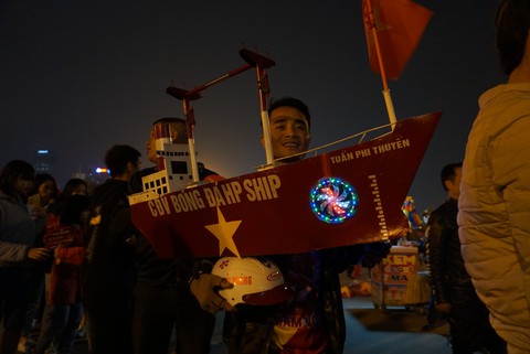 Vác du thuyền đi cổ vũ đội tuyển U23 Việt Nam - Ảnh 2. Vác du thuyền đi cổ vũ đội tuyển U23 Việt Nam - Ảnh 2.