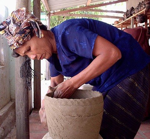 Ở đâu thợ gốm đi giật lùi, không cần đến bàn xoay? Xin thưa: Bàu Trúc! - Ảnh 4. Ở đâu thợ gốm đi giật lùi, không cần đến bàn xoay? Xin thưa: Bàu Trúc! - Ảnh 4.