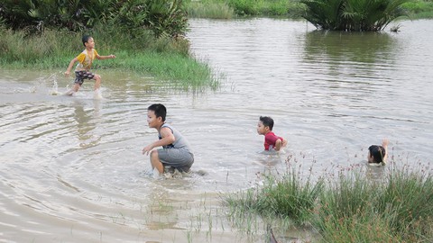 Làm gì để bảo vệ trẻ khỏi tai nạn sông nước? - Ảnh 1. Làm gì để bảo vệ trẻ khỏi tai nạn sông nước? - Ảnh 1.