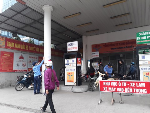 Xăng RON95 giảm gần 600 đồng/lít sau 3 lần tăng sốc - Ảnh 1. Xăng RON95 giảm gần 600 đồng/lít sau 3 lần tăng sốc - Ảnh 1.