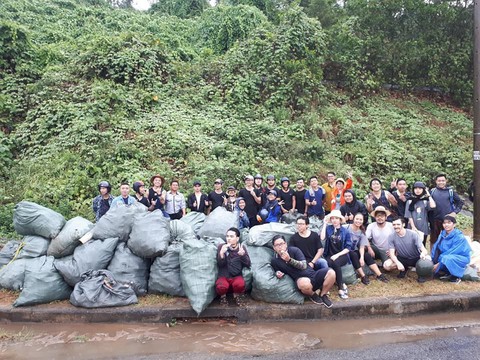 Hàng chục bạn trẻ leo lên bãi rác khủng ở Đá Đen dọn rác trong mưa - Ảnh 7. Hàng chục bạn trẻ leo lên bãi rác khủng ở Đá Đen dọn rác trong mưa - Ảnh 7.