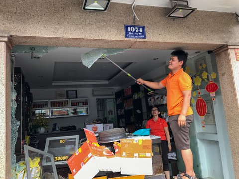 Xe ben đang chạy văng bánh vào cửa hàng bên đường - Ảnh 1. Xe ben đang chạy văng bánh vào cửa hàng bên đường - Ảnh 1.