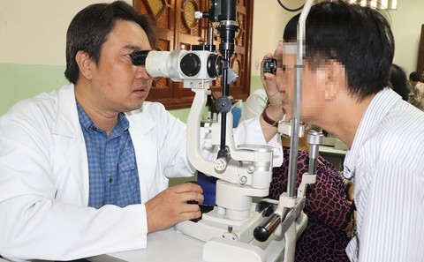 Coi chừng mù mắt vì cườm nước - Ảnh 1. Coi chừng mù mắt vì cườm nước - Ảnh 1.