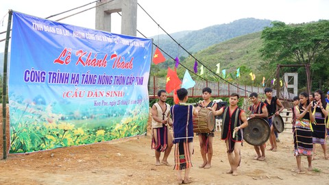 Khánh thành cầu treo cho người dân Gia Lai - Ảnh 1. Khánh thành cầu treo cho người dân Gia Lai - Ảnh 1.