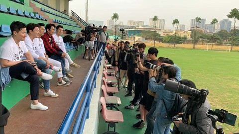 Cựu danh thủ Ahn Jung Hwan mặc áo vinh danh HLV Park Hang Seo - Ảnh 3. Cựu danh thủ Ahn Jung Hwan mặc áo vinh danh HLV Park Hang Seo - Ảnh 3.