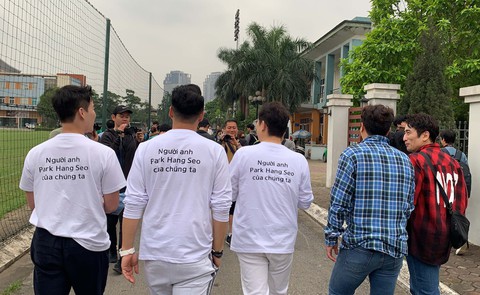Cựu danh thủ Ahn Jung Hwan mặc áo vinh danh HLV Park Hang Seo - Ảnh 4. Cựu danh thủ Ahn Jung Hwan mặc áo vinh danh HLV Park Hang Seo - Ảnh 4.