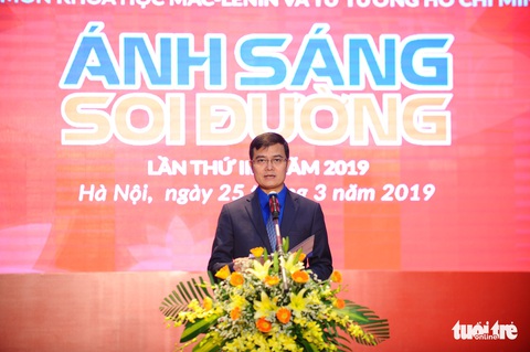 Hơn 2.000 câu hỏi mới tại cuộc thi Ánh sáng soi đường - Ảnh 1. Hơn 2.000 câu hỏi mới tại cuộc thi Ánh sáng soi đường - Ảnh 1.