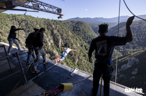 10 giây thót tim với nhảy bungy cao nhất thế giới từ trên cầu - Ảnh 10. 10 giây thót tim với nhảy bungy cao nhất thế giới từ trên cầu - Ảnh 10.