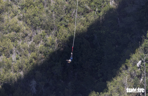 10 giây thót tim với nhảy bungy cao nhất thế giới từ trên cầu - Ảnh 13. 10 giây thót tim với nhảy bungy cao nhất thế giới từ trên cầu - Ảnh 13.